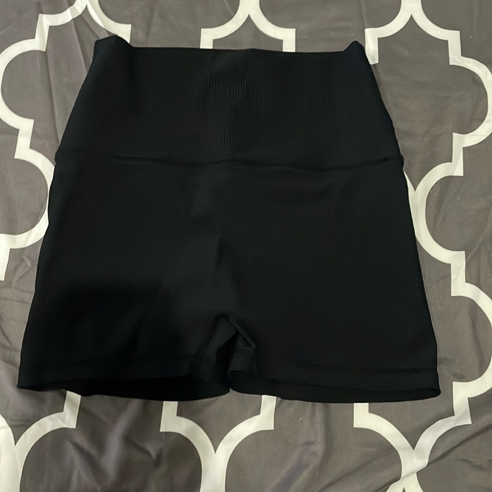 black ribbed scrunch butt workout shorts